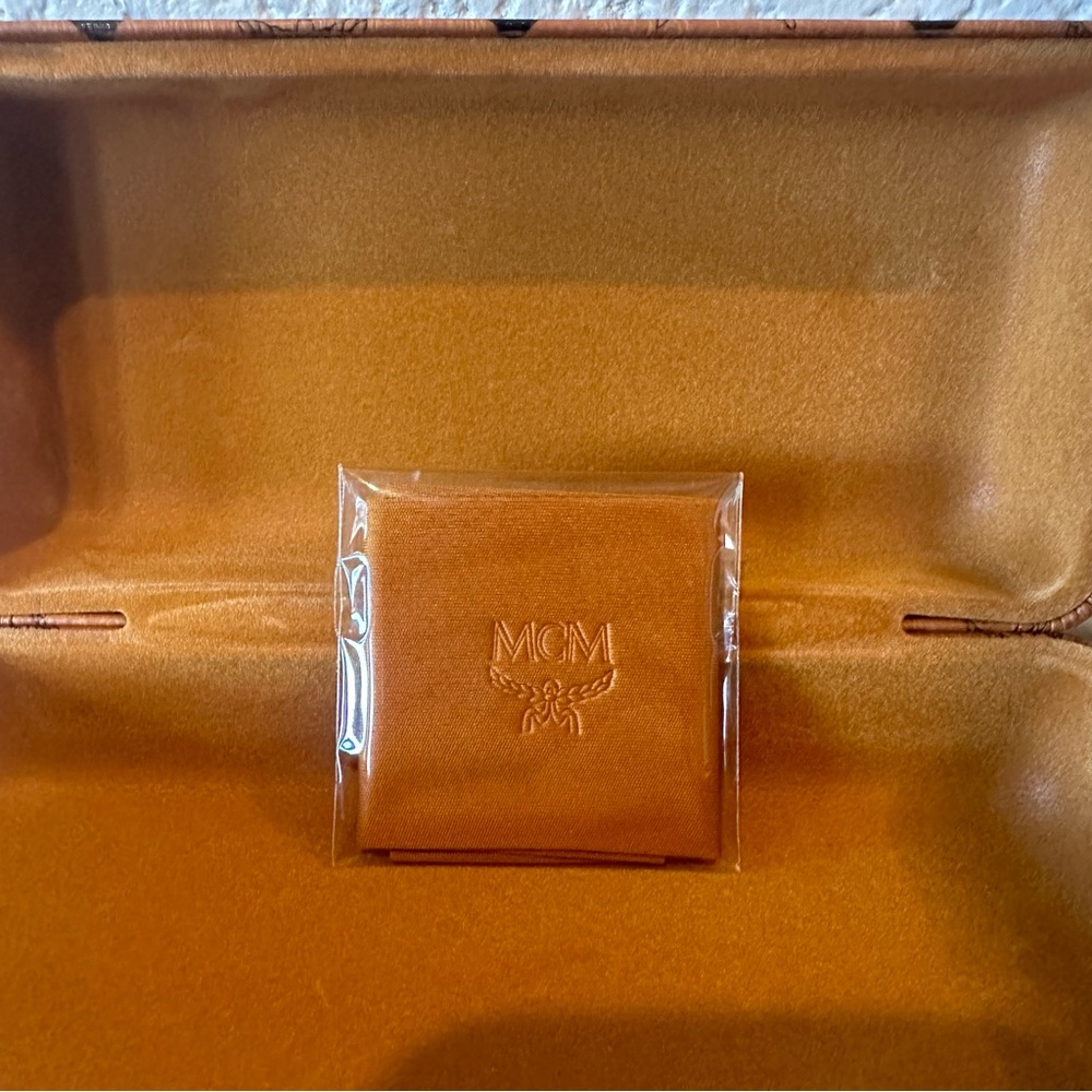 MCM Eyeglass Sunglass Hardshell Case & Cleaning Cloth - Picture 4 of 13
